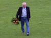 "Wolle" mit Blumenstrau� zum 60.