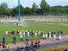 Die Teams betreten den Rasen