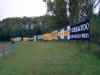 Banner am langen Maschendrahtzaun