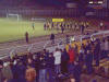 Die Teams laufen aus dem Tunnel aufs Spielfeld