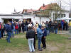 dicht umlagertes Vereinsgeb�ude, rechts der Eingang zur Kneipe