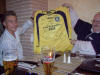 ...ein tolles Spielertrikot mit allen Unterschriften!