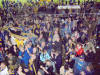 Schals und Banner flattern im Blitzlicht
