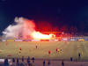 Begalo-Feuerwerk der Ultras am Zaun der Gegengerade...