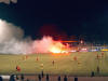...mit ungeplantem Fackelabwerfen aufs Spielfeld!