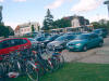 VIP-Parkplatz, dahinter zwei LVB-Gelenkbusse f�r die Fans