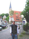 Alex vor der Alexanderkirche in Marbach