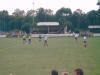 Der Ball rollt, im Hintergrund die historische �berdachte Mini-Trib�ne