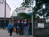 Eingang zum Sportplatz mit Kneipe