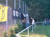 Ein Tarzan unter den Ultras beim Banner befestigen, auch wenn eine Bockleiter mithalf