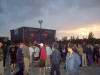 Kurz vor dem Sonnenuntergang pogt es vor der B�hne