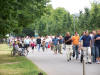 Die Massen str�men durch die Allee an der Ebertstra�e zum Stadion