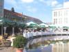 ... bei Wernesgrnem Pils im Biergarten...