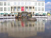 ... vor der kleinen Showbhne vor der Oper.
