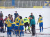 Die Teams betreten an der Mittellinie das Spielfeld