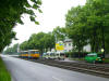 Unter Polizeischutz f�hrt die Fanstra�enbahn Richtung City