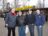Gruppenbild mit Plache-Schild
