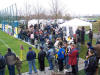 Blick auf Bratwurst- und Gl�hweinst�nde hinterm Tor