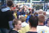 Die ca. 400 LOK-Fans erwarten die Stra�enbahn