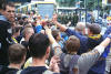 Unter lauten Jubelges�ngen fahrt Linie M13 ein