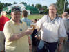 Und wir trinken das sch�umende Bier