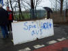 Die Tafel am Stra�enrand informiert die vorbeifahrenden LOK-Fans