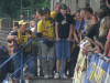 ...die bereits auf der Trib�ne ist...