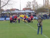 Die Teams laufen aufs Spielfeld