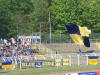 Eine Riesenfahne wird geschwenkt