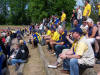 Die Fans sitzen in der Sonne