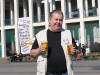 J�rgen holt frisches Pils vom Kulturverein