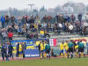 Der Schiri bittet zum Spiel, hinten LOK-Fans auf der Trib�ne