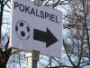 Einer der vielen Wegweiser zum Stadion