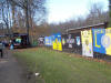 Blaugelbe Banner am Kurvenrand