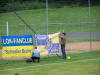 Fans beim Fahne aufh�ngen