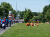 Die Holl�nder rasten vor dem Stadion