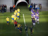 Der Sonne entgegen: Die Teams laufen ein