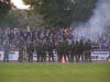... ein paar Bengalos und Rauch, die Cops r�cken an...