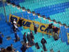Blue Caps bringen ihr Banner an, sp�ter findet es einen anderen Standort