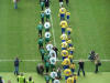 Beide Teams betreten den Rasen