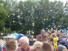 blaugelbe Ballons steigen auf