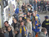 Schlangestehen am Bierstand