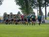 Der Schiri f�hrt beide Teams aufs Feld