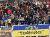 Die Fans sonnen sich auf der Gegengerade...