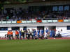 Beide Teams betreten den Rasen