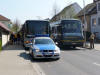 Die Polizei bremst uns aus, der Teambus hat M�he vorbeizukommen.