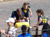 Trainer Lise tr�stet den verletzten Rico Engler, beide freuen sich �ber die F�hrung.