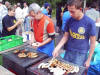 Teamplayer am Bratwurststand