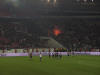 Die Partizan-Fans feiern mit Bengalo-Fackeln ihre Spieler