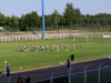 Die Teams laufen aufs Feld